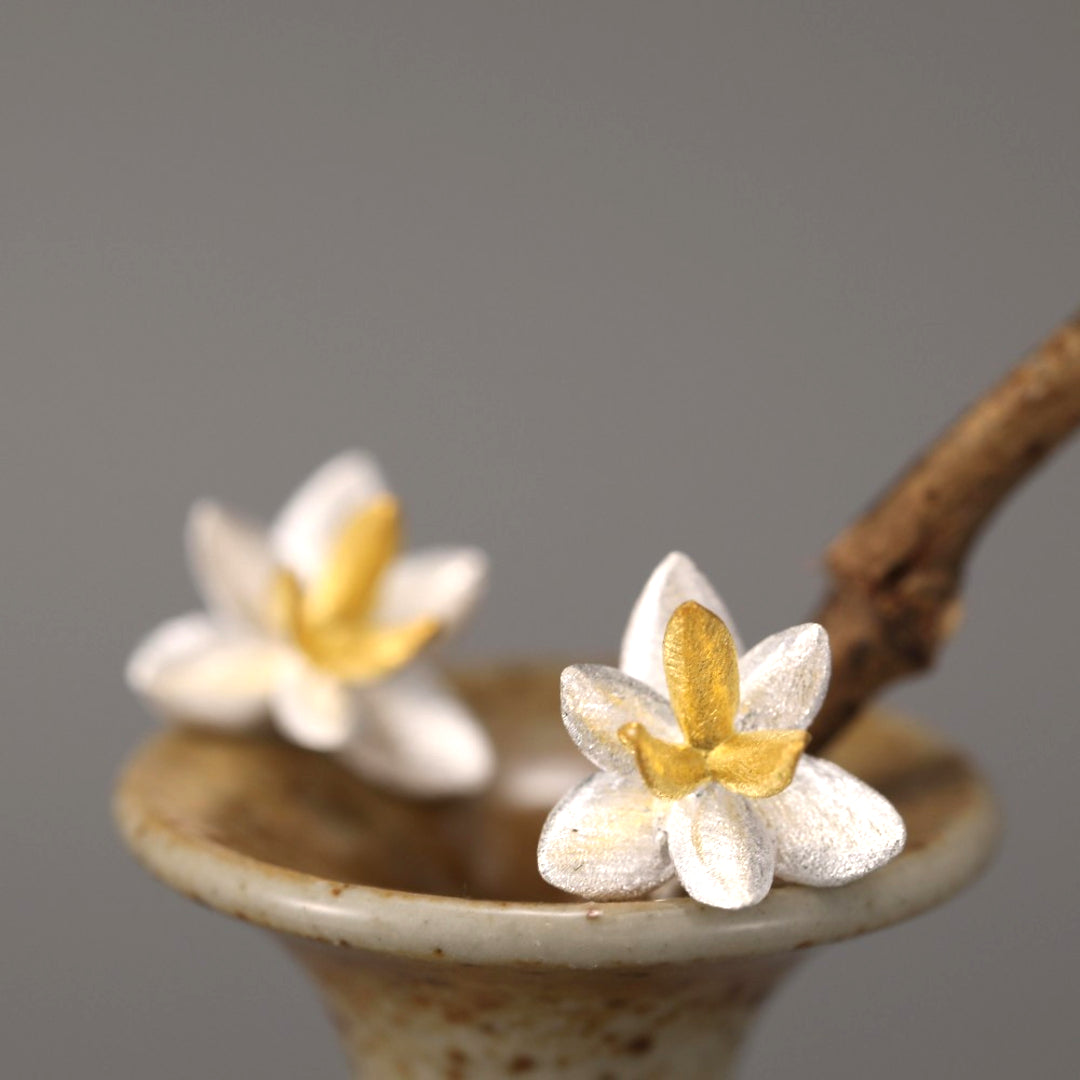 Two-Tone-Flower-Stud-Earrings-With-Satin-Finish-By-Yonandole_6