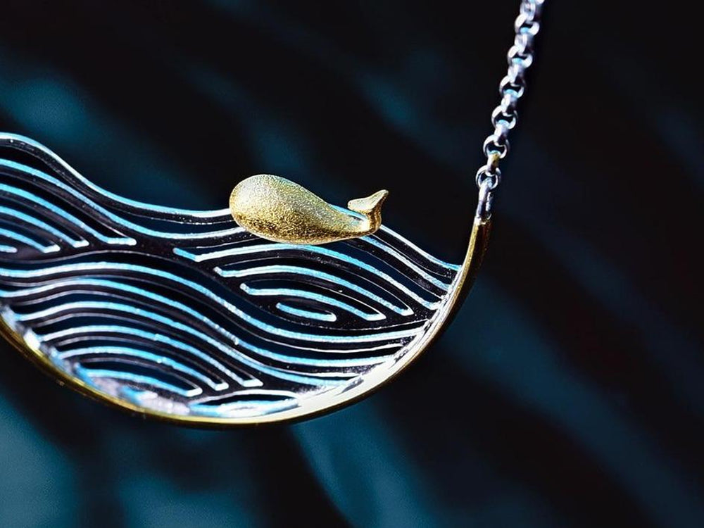 
                      
                        Whale-In-The-Sea-Pendant-Necklace-By-Yonandole_5
                      
                    