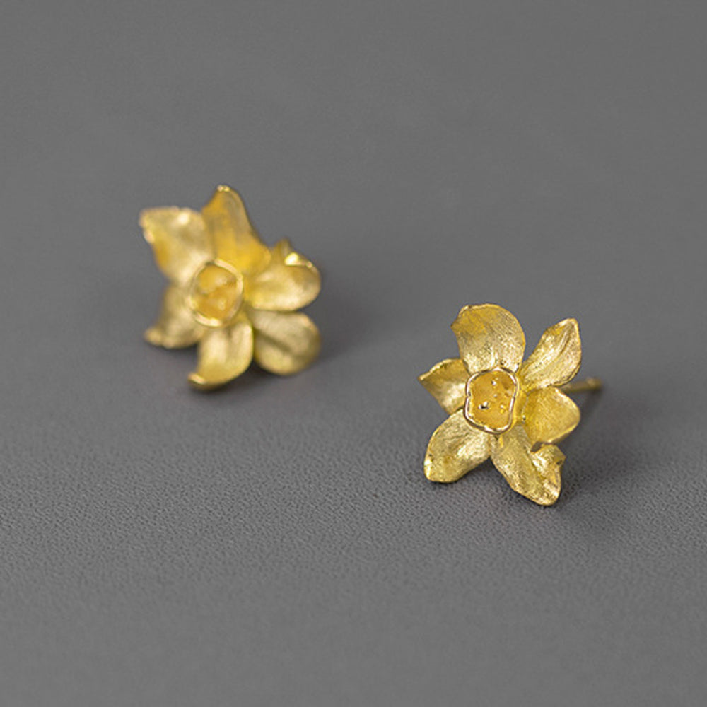 
                      
                        Wild-Narcissus-Flower-Earrings-By-Yonandole_3
                      
                    