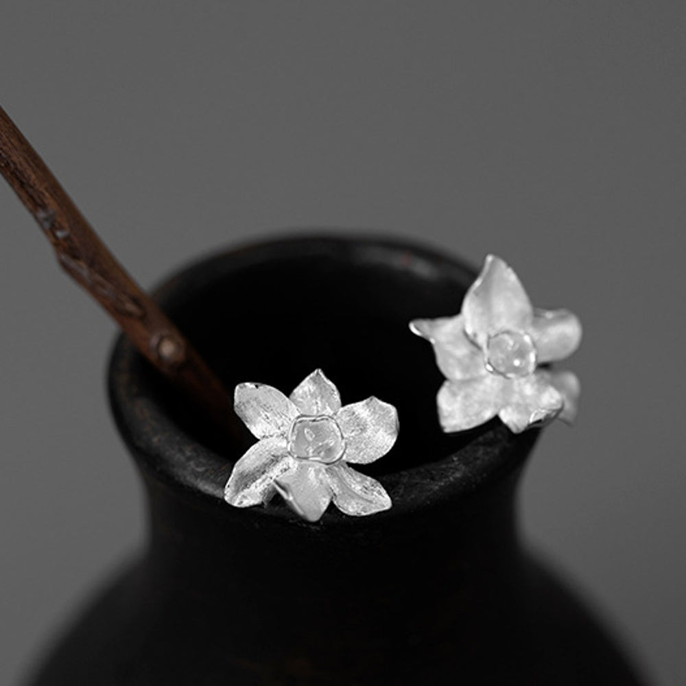 
                      
                        Wild-Narcissus-Flower-Earrings-By-Yonandole_4
                      
                    