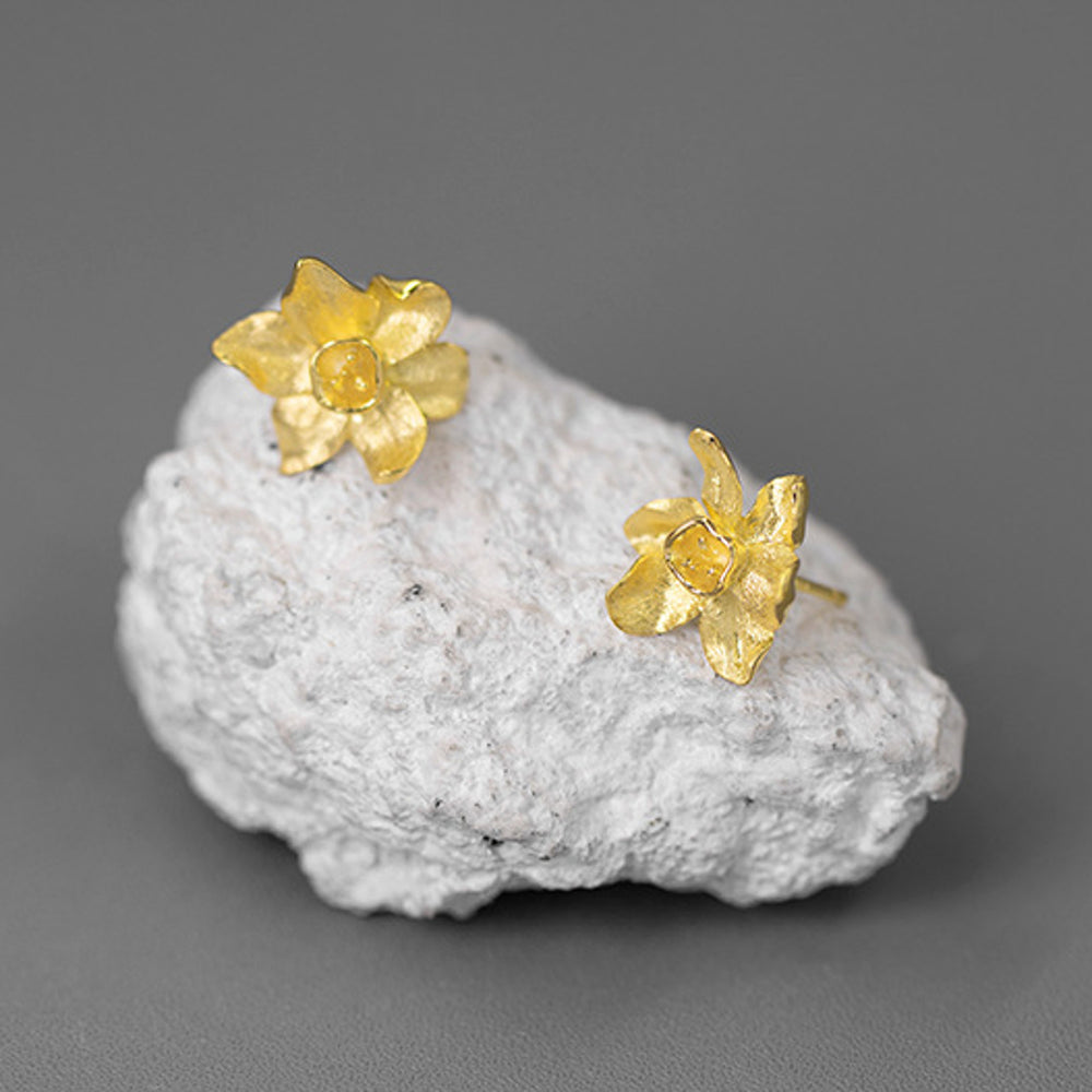 
                      
                        Wild-Narcissus-Flower-Earrings-By-Yonandole_8
                      
                    