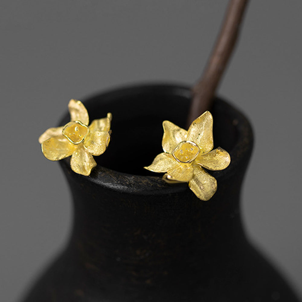 
                      
                        Wild-Narcissus-Flower-Earrings-By-Yonandole_9
                      
                    